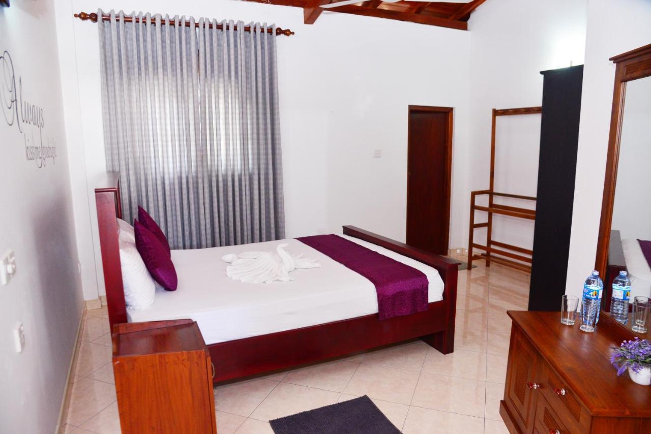 Cinnamon Holiday Inn Хіккадува Екстер'єр фото